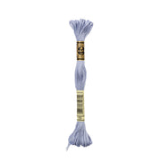 Ein Strang DMC-Stickgarn in hellem Lavendel (Mouliné Garn 117MC-159), mit Etiketten in der Mitte verpackt.