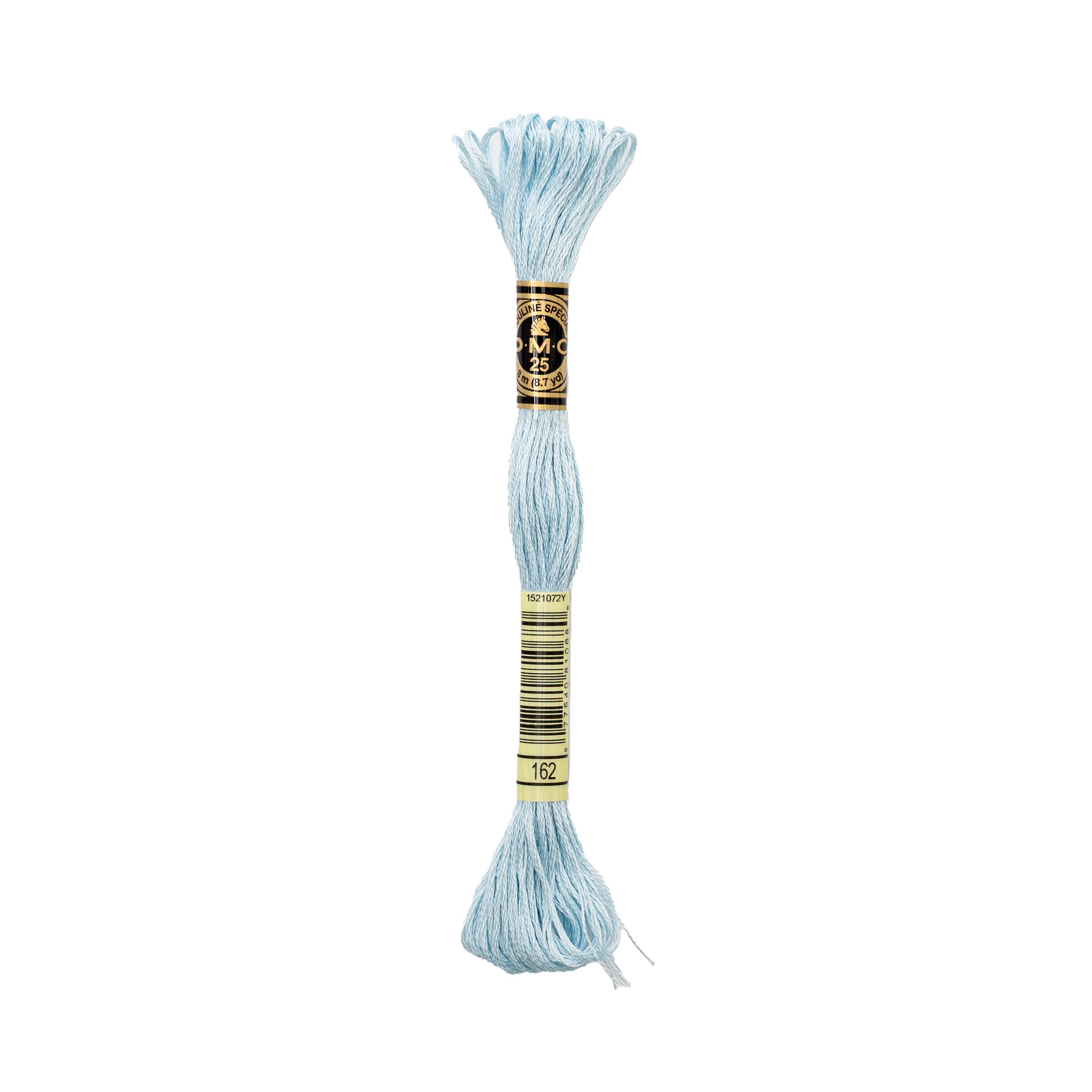 Ein Strang DMC Mouliné Garn Stickgarn, Farbe 162 hellblau, mit einem schwarz-goldenen Etikett, aus 100% Baumwolle.