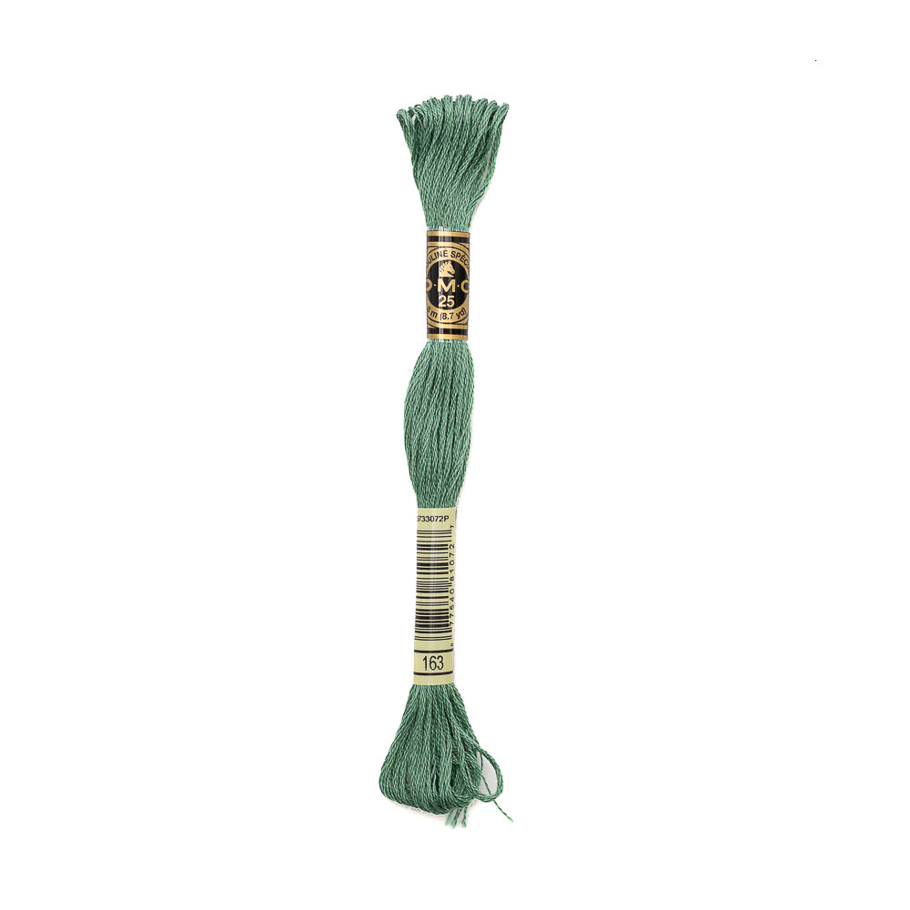 Ein Knäuel grüner DMC-Stickwatte mit einem goldenen und schwarzen Etikett ist auf weißem Hintergrund abgebildet.