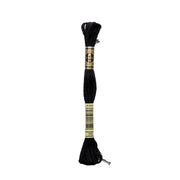 Ein Strang DMC-Stickgarn, Farbe 310 schwarz (117MC-310), ist auf weißem Hintergrund abgebildet.