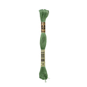 DMC 117MC-320 grüner Stickgarnstrang mit einem schwarz-goldenen Etikett mit der Aufschrift 320. Diese Stickgarn Baumwolle Mouliné Garn ist ideal für detaillierte Stickprojekte.