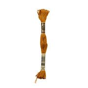 Ein Strang DMC Stickgarn, Farbe 420 (goldbraun), hergestellt aus 100% Baumwolle. Dieses teilbare Garn ist ideal für Stickereiprojekte.