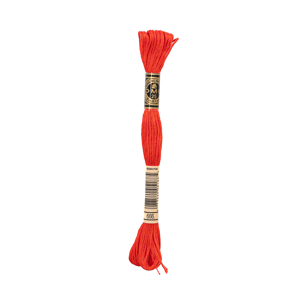 Ein Strang roter DMC-Stickwatte mit einem beige-schwarzen Etikett umwickelt.