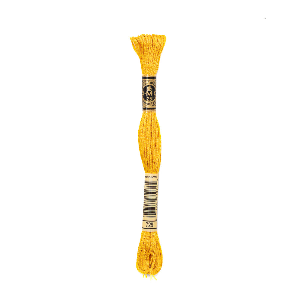 Ein Strang gelbe DMC-Stickgarns mit einem schwarz-goldenen Etikett und einem Strichcode am unteren Rand.