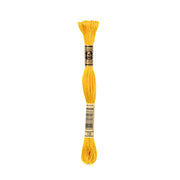 Ein Strang gelbe DMC-Stickgarns mit einem schwarz-goldenen Etikett und einem Strichcode am unteren Rand.