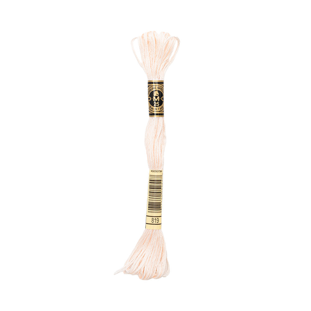 Ein Strang blassrosa DMC-Stickgarn mit schwarzen und goldenen Etiketten, die um dieses weiche Baumwollgarn gewickelt sind.