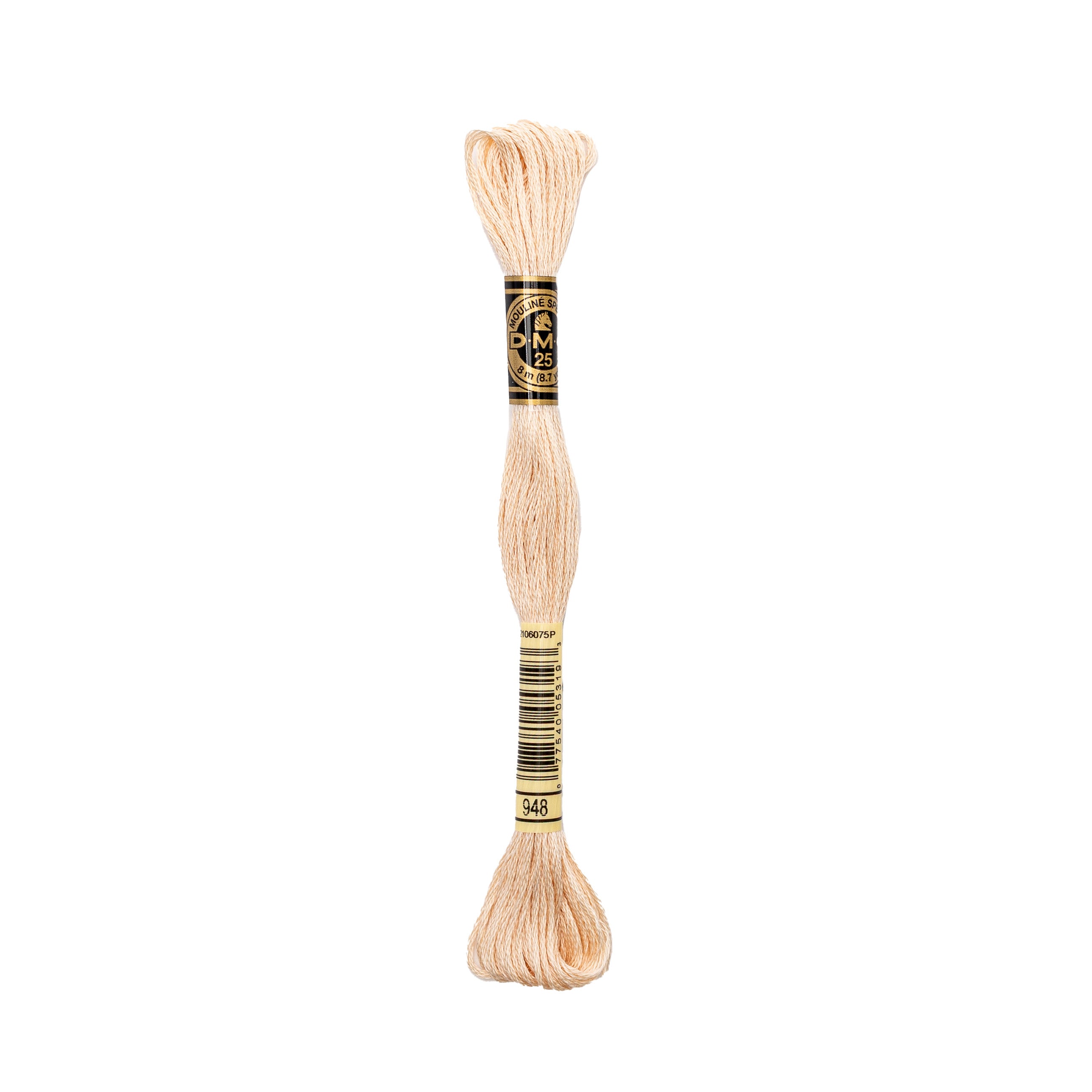 Ein Knäuel DMC Stickgarn in blassem Pfirsich (117MC-948) mit schwarzen und goldenen Etiketten ruht auf einem weißen Hintergrund.