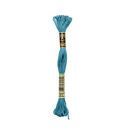 Ein Strang türkisfarbenes Stickgarn, DMC 117MC-3810, mit einem schwarz-goldenen Etikett von DMC. Ideal Mouliné Garn Stickgarn Baumwolle für Ihre Stickprojekte.