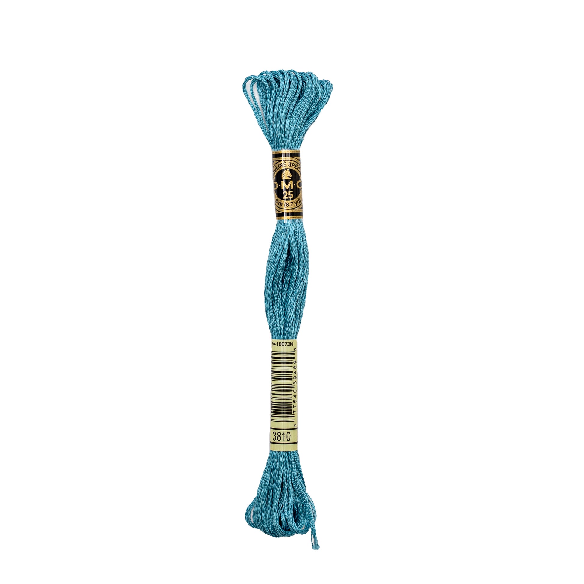 Ein Strang türkisfarbenes Stickgarn, DMC 117MC-3810, mit einem schwarz-goldenen Etikett von DMC. Ideal Mouliné Garn Stickgarn Baumwolle für Ihre Stickprojekte.