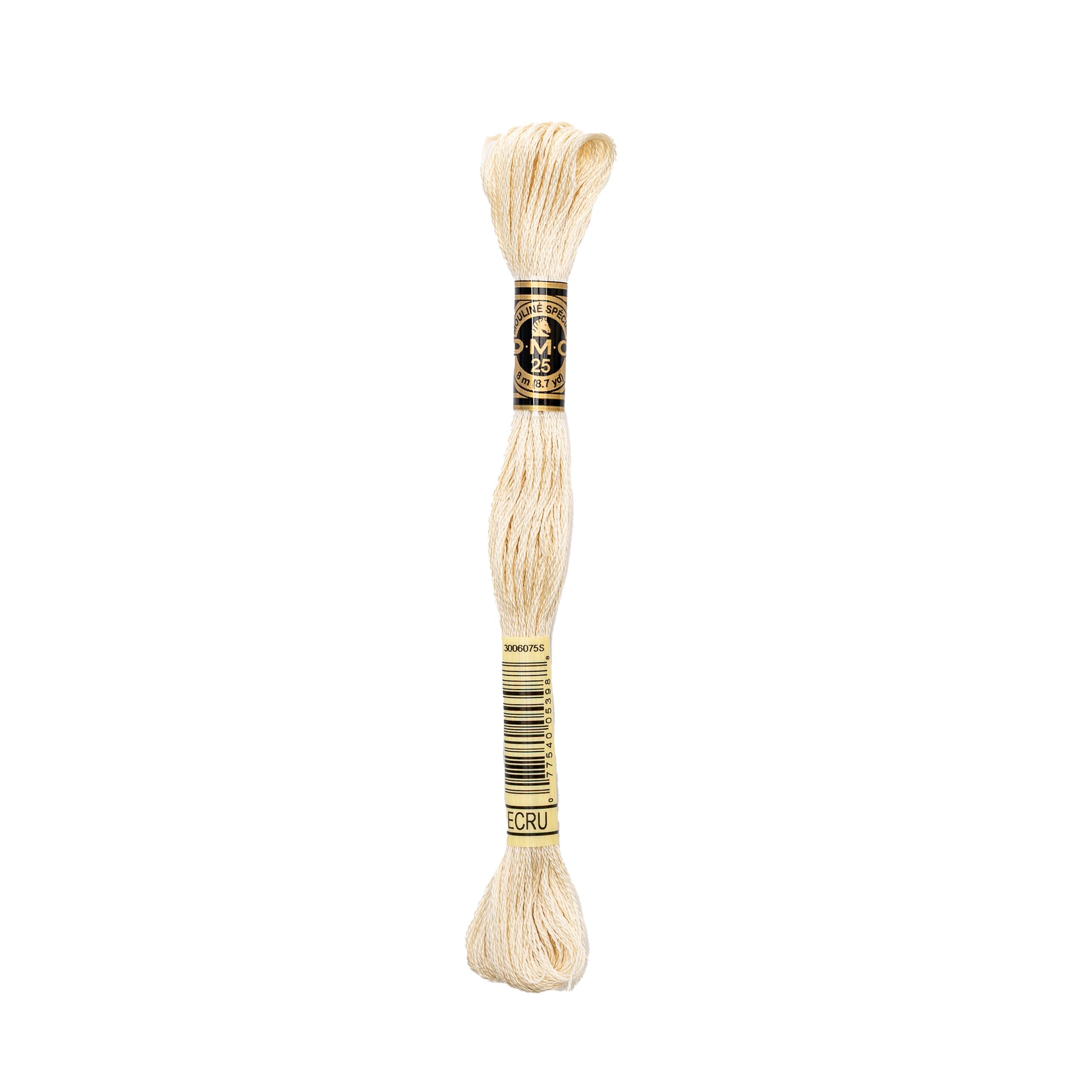 Ein Knäuel hellbeiges DMC Mouliné Garn Stickgarn aus 100% Baumwolle, mit schwarzem und goldenem Etikett in der Mitte und am Ende.