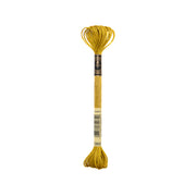 Ein Strang goldgelber DMC-Stickgarne mit einem schwarz-goldenen Etikett, ideal für Stickerei-Projekte, die einen Hauch von metallischem Glanz benötigen.
