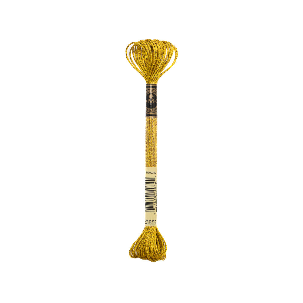 Ein Strang goldgelber DMC-Stickgarne mit einem schwarz-goldenen Etikett, ideal für Stickerei-Projekte, die einen Hauch von metallischem Glanz benötigen.