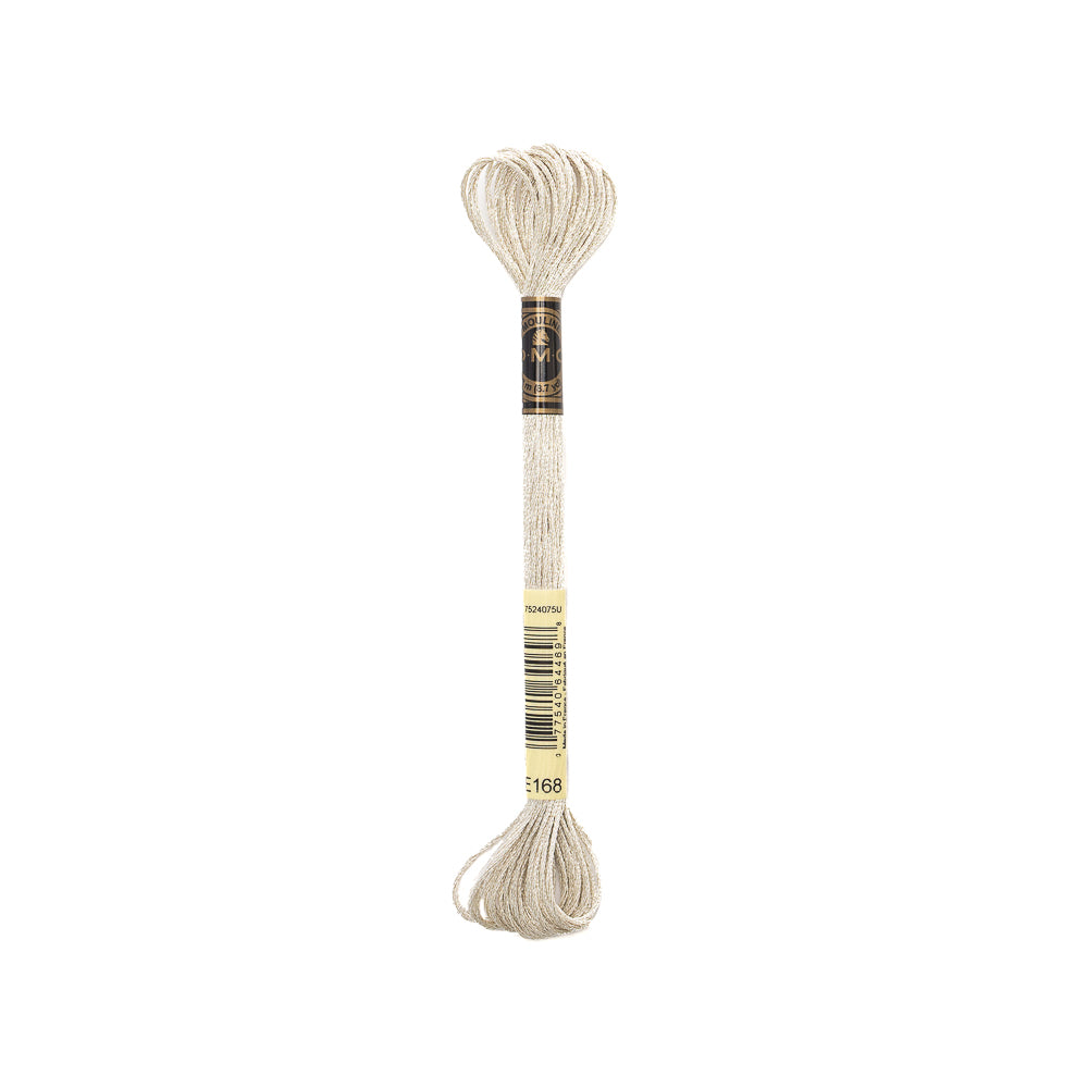 Ein Strang DMC Mouliné Light Effects Stickgarn (317W-E168) in Off-White mit einem schwarz-goldenen Etikett - perfekt, um Ihren Projekten einen dezenten Metallic-Schimmer zu verleihen.