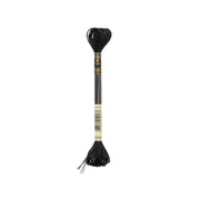Ein Strang schwarzes DMC-Stickgarn mit goldenem und schwarzem Etikett, ideal, um Ihren kreativen Projekten Mouliné Light Effects und einen metallischen Glanz zu verleihen.