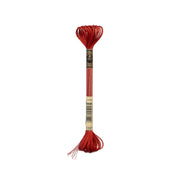 Ein Bündel DMC Metallic Rot Stickgarn mit einem Etikett in der Mitte, mit metallischem Glanz Effektgarn, isoliert auf einem weißen Hintergrund.