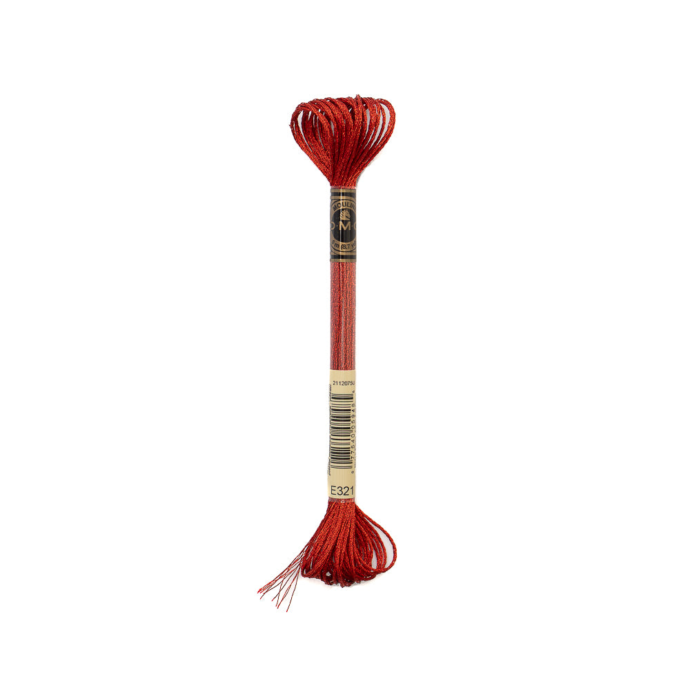 Ein Bündel DMC Metallic Rot Stickgarn mit einem Etikett in der Mitte, mit metallischem Glanz Effektgarn, isoliert auf einem weißen Hintergrund.