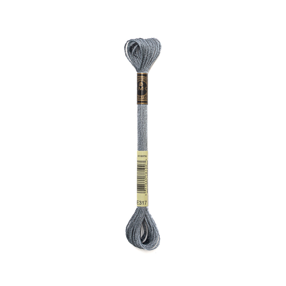 Eine Strähne hellblaue Effektgarn-Stickgarn von DMC mit einem Etikett, das einen subtilen metallischen Glanz aufweist, isoliert auf einem weißen Hintergrund.