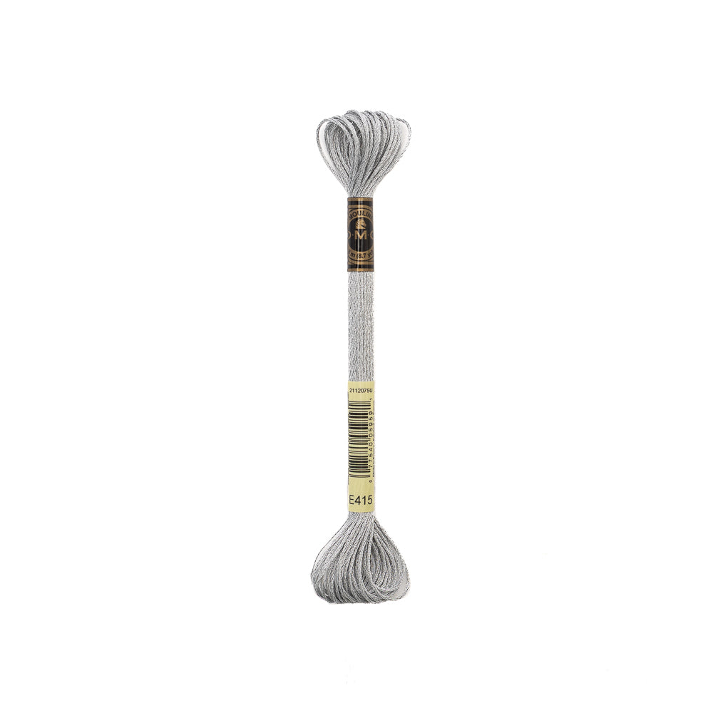 Ein Strang silbernes Effektgarn von DMC mit einem schwarz-goldenen Etikett, perfekt, um Ihren Stickprojekten metallischen Glanz zu verleihen.