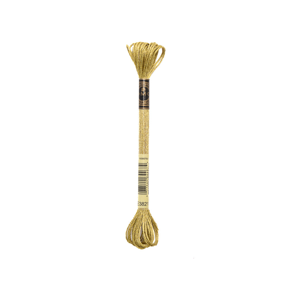 DMC Gold Stickgarnstrang mit schwarz-goldenem Etikett, mit metallischem Glanz Effektgarn, isoliert auf weißem Hintergrund - perfekt für Stickereiprojekte.
