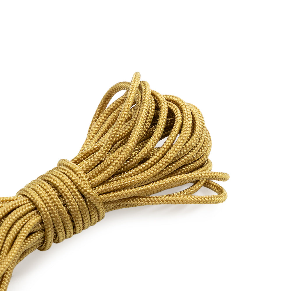 Ein Bündel goldgeflochtener Nylon-Flechtkordel von ☆, aufgerollt und zusammengebunden, vor weißem Hintergrund.