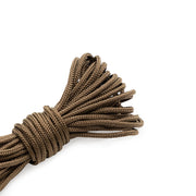 Auf einem weißen Hintergrund liegt ein aufgerolltes Bündel aus braunem Nylon-Paracord von ☆, das sich ideal für Makramee-Projekte eignet.