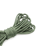 Ein aufgerolltes Bündel aus ☆ grünem Nylon-Paracord-Seil liegt auf einem weißen Hintergrund.