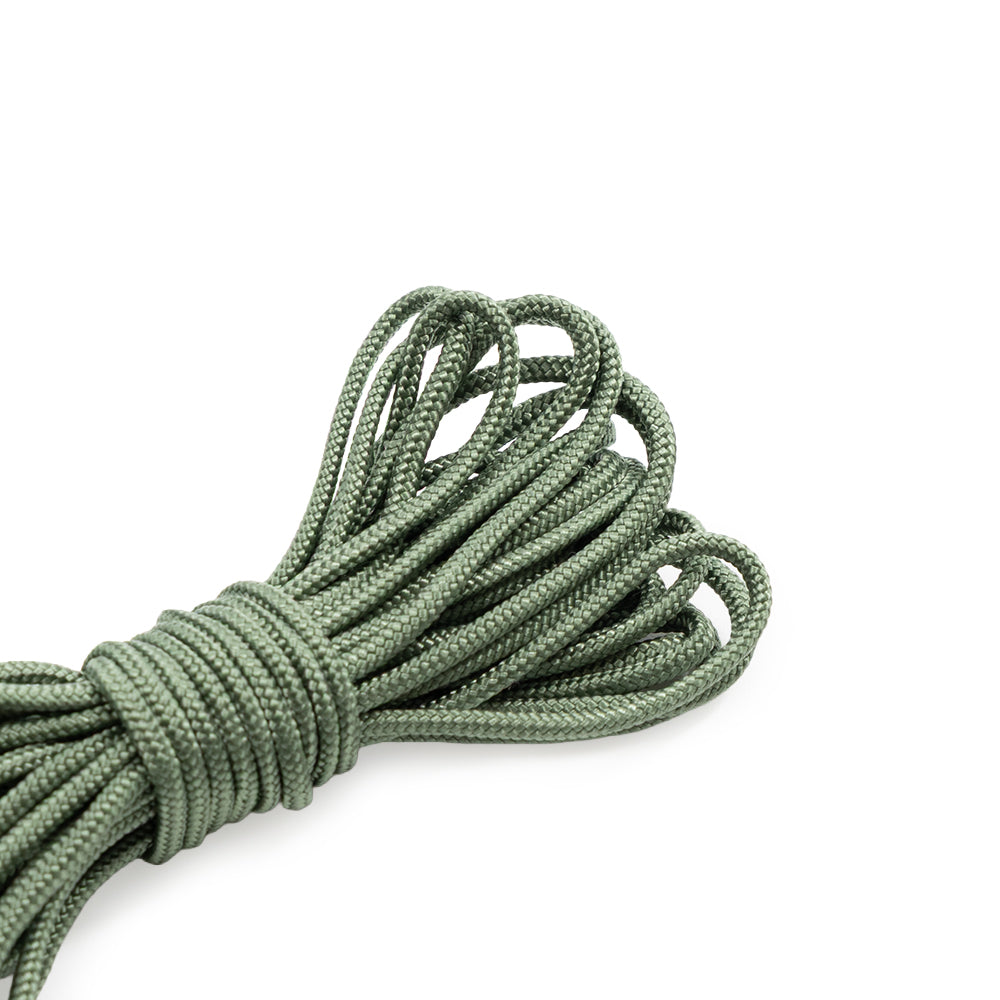 Ein aufgerolltes Bündel aus ☆ grünem Nylon-Paracord-Seil liegt auf einem weißen Hintergrund.