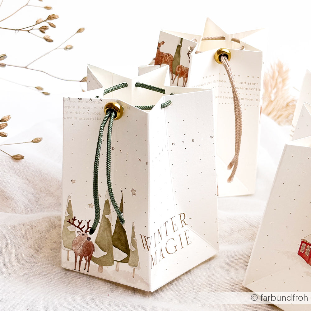 Geschenktüten mit Aquarellillustrationen von Rehen und Bäumen, verziert mit einer Flechtkordel.
