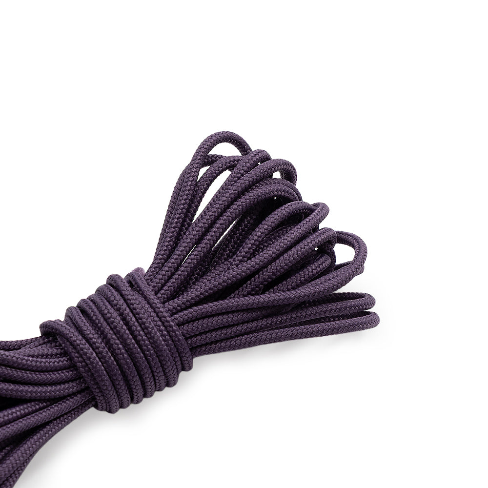 Ein ordentlich aufgerolltes Bündel aus dunkelviolettem Nylon-Paracord der Marke ☆ auf weißem Hintergrund.