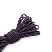 Ein ordentlich aufgerolltes Bündel aus dunkelviolettem Nylon-Paracord der Marke ☆ auf weißem Hintergrund.