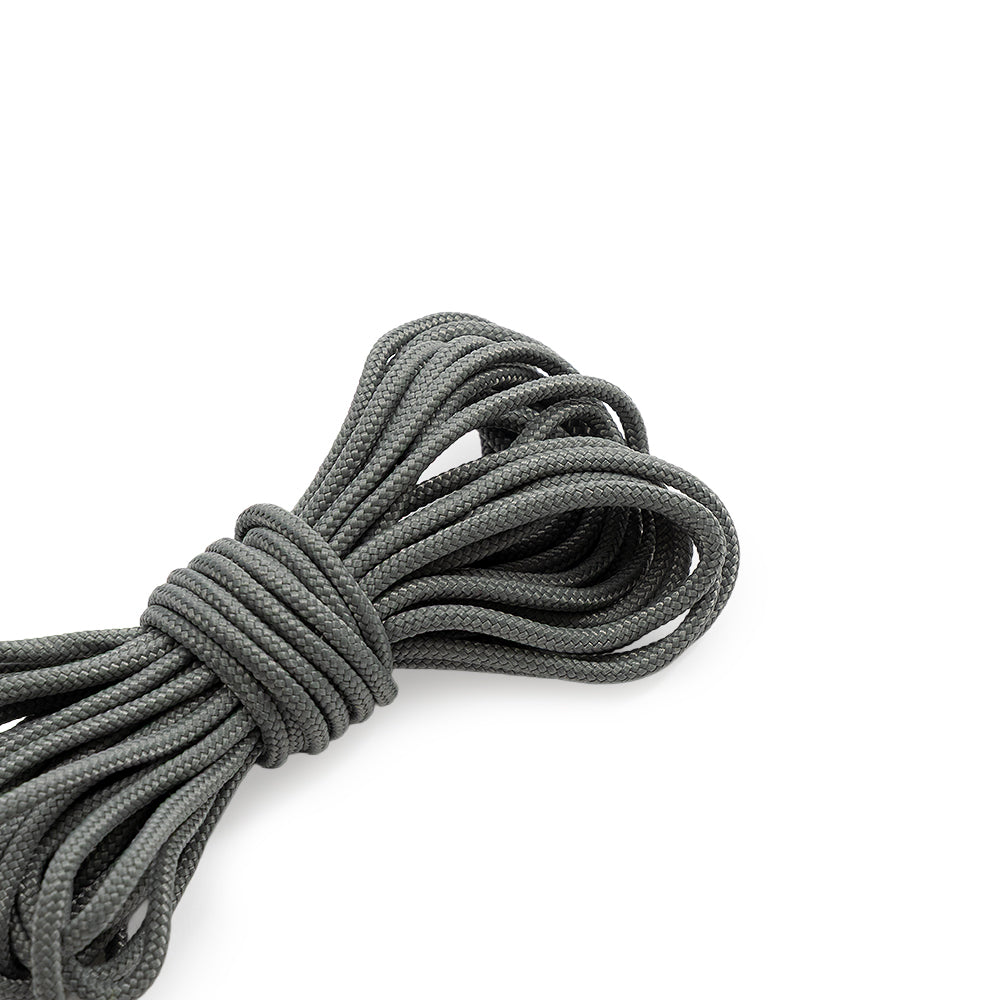 Ein ordentlich aufgerolltes Bündel aus grauem Nylon-Paracord von ☆ auf weißem Hintergrund.