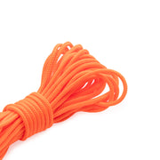 Ein ordentlich aufgerolltes Bündel aus leuchtend orangefarbenem Nylonseil von ☆, präsentiert vor weißem Hintergrund – ideal für Makramee-Projekte oder als strapazierfähige Flechtschnur.