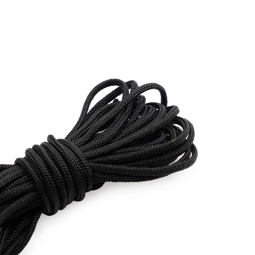 Ein aufgerolltes Bündel schwarzer Nylon-Flechtkordel von ☆ liegt mit frei hängenden Enden auf einer weißen Fläche.