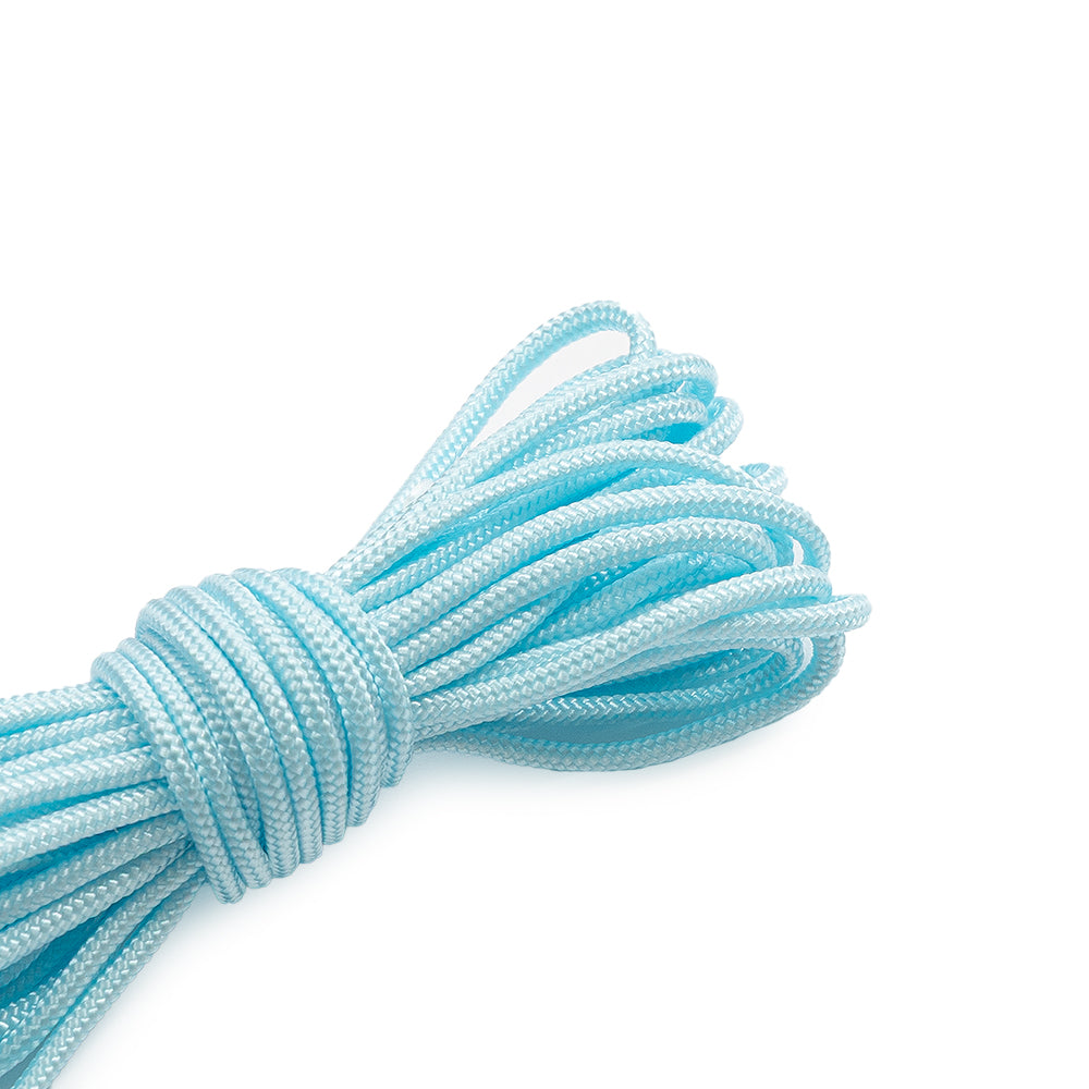 Ein aufgerolltes Bündel hellblauer Nylonschnüre der Marke ☆, dargestellt vor einem weißen Hintergrund.