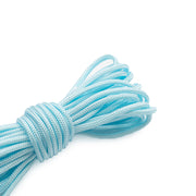 Ein aufgerolltes Bündel hellblauer Nylonschnüre der Marke ☆, dargestellt vor einem weißen Hintergrund.