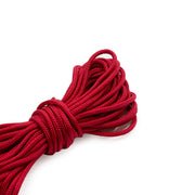 ☆ Rotes Paracord-Seil, ideal für Makramee-Projekte oder als robuste Flechtkordel, ordentlich aufgerollt auf weißem Hintergrund.