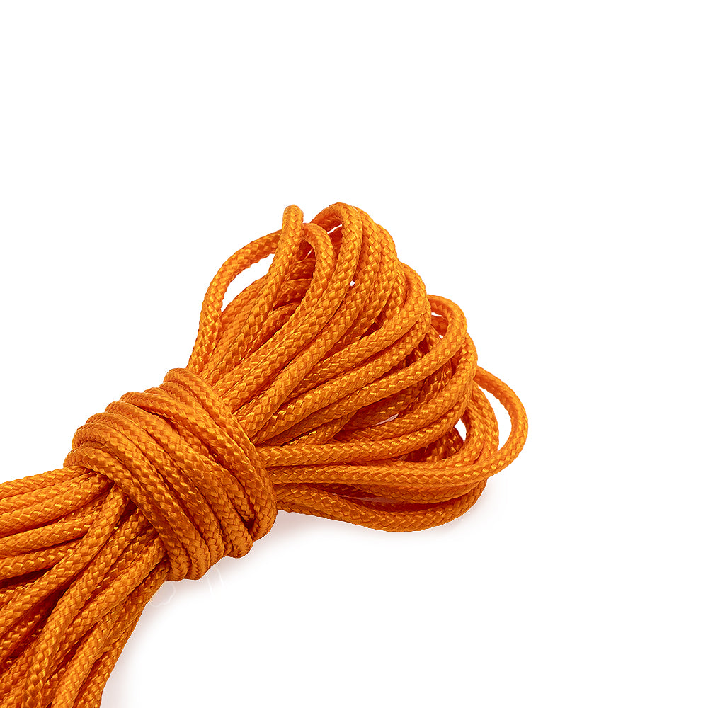 Eine Rolle ☆ leuchtend orangefarbenes Nylonseil, ordentlich aufgerollt vor einem weißen Hintergrund.