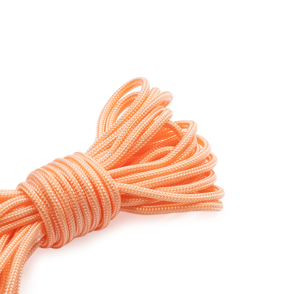 ☆ Ein orangefarbenes Nylon-Paracord, aufgerollt und ordentlich zu einem Bündel zusammengebunden, liegt vor einem weißen Hintergrund.
