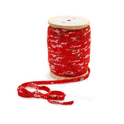 Eine Rolle roter Stoffborte mit Blumenmuster, teilweise auf einem weißen Hintergrund abgewickelt – ideal zum Nähen und zum Versäubern von Stoffkanten mit der eleganten Note von Schrägband.