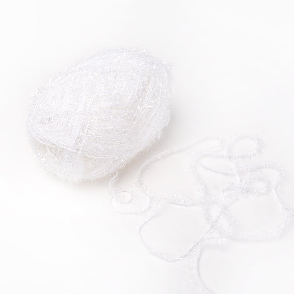 Ein Knäuel weißes, flauschiges Garn aus Rico Design Creative Bubble Garn mit einem losen Strang auf weißem Grund - perfekt zum Häkeln von Schwämmen (Häkeln Spüllappen) oder zum Basteln mit robustem Garn.