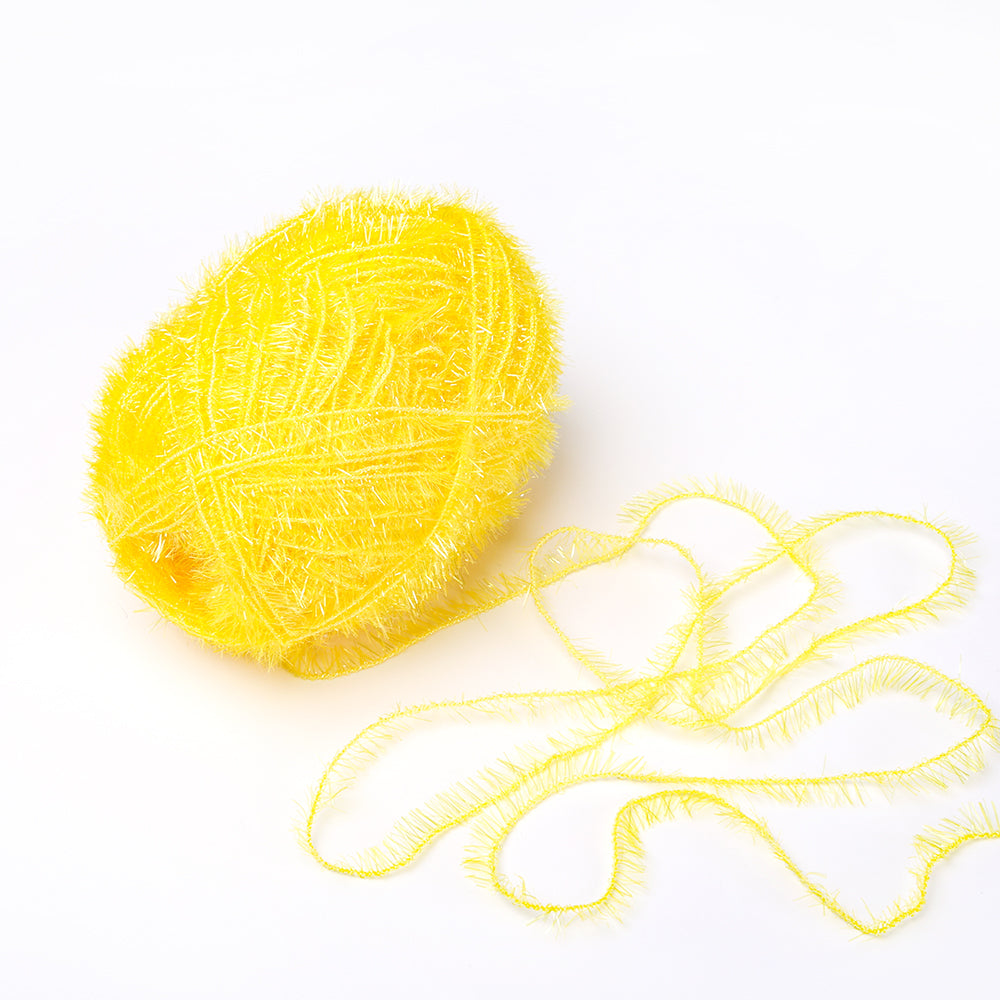 Gelbes Knäuel aus flauschigem Rico Design Garn mit losem Faden auf weißem Grund, ideal zum Basteln von Häkeln Spüllappen mit robustem Garn oder Creative Bubble Garn.