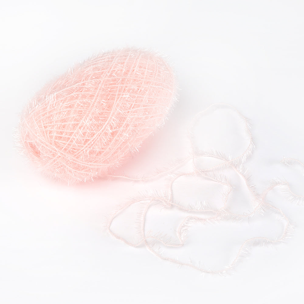 Ein Knäuel des blassrosa, flauschigen Rico Design Creative Bubble Garns mit einem losen Strang auf weißem Grund - ideal für Häkeln Spüllappen oder jedes Projekt, das robustes Garn benötigt.