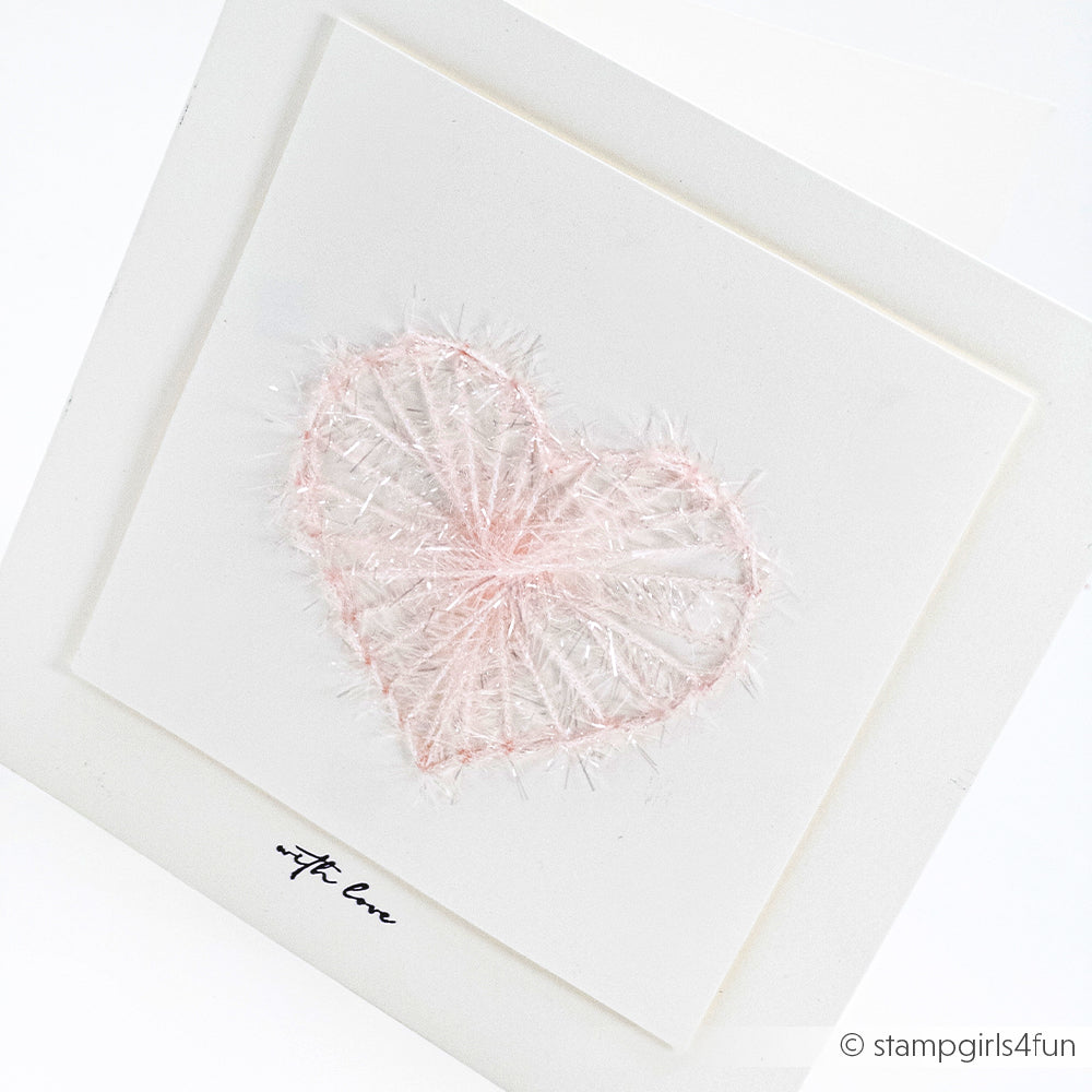 Weiße Karte mit einem zartrosa String-Art-Herz, inspiriert von der Textur der Rico Design Häkeln Spüllappen aus robustem Garn, und einem eleganten schwarzen Schriftzug "with love" am unteren Rand.