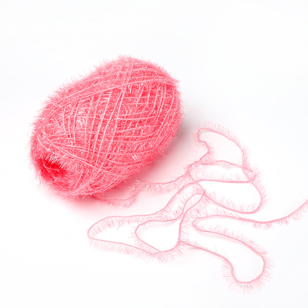 Ein Knäuel des flauschigen, rosafarbenen Rico Design Creative Bubble Yarns mit einem lockeren, gewellten Strang ruht auf einem weißen Hintergrund und eignet sich perfekt für die Herstellung von strapazierfähigen Häkelgeschirrtüchern.