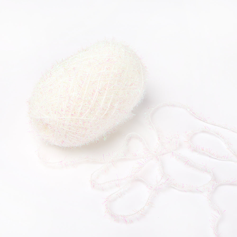 Ein Knäuel des flauschigen weißen Rico Design Creative Bubble Garns mit einem losen Strang liegt auf einem schlichten weißen Hintergrund.