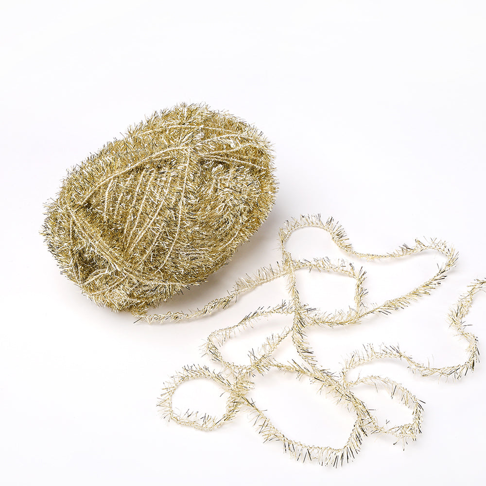 Ein goldglänzender Creative Bubble Garn Flitterball von Rico Design mit einem losen Strang auf weißem Grund - ideal für Spüllappen häkeln oder jedes Projekt, das robustes Garn benötigt.