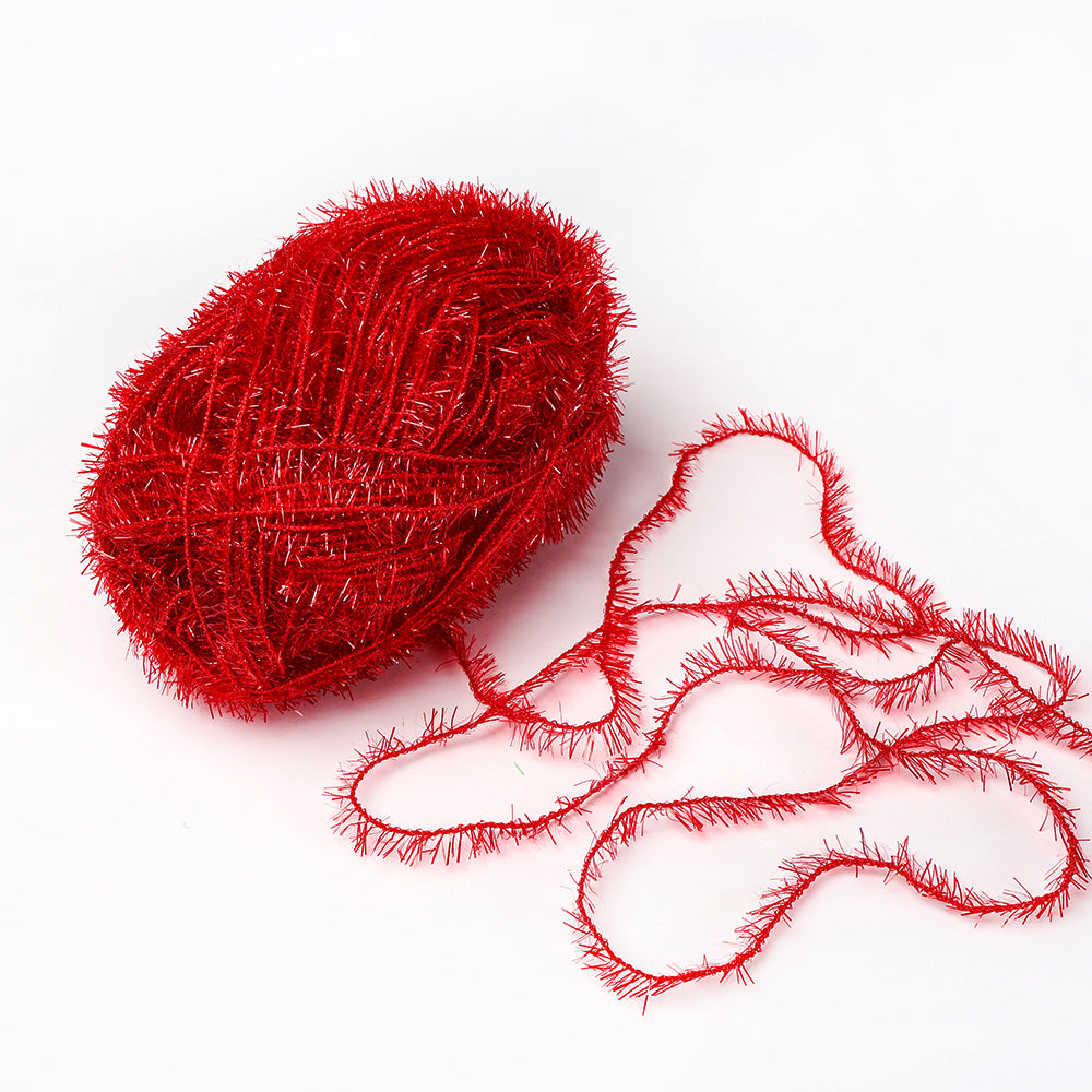 Ein Knäuel rotes Rico Design Creative Bubble Garn mit einer losen Strähne auf weißem Hintergrund.