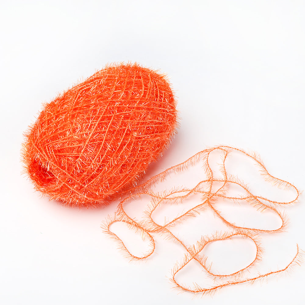 Ein Knäuel des leuchtend orangefarbenen Garns Rico Design Creative Bubble, das für seine robuste Textur bekannt ist, mit einem losen Strang auf weißem Hintergrund.