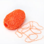 Ein Knäuel des leuchtend orangefarbenen Garns Rico Design Creative Bubble, das für seine robuste Textur bekannt ist, mit einem losen Strang auf weißem Hintergrund.