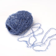 Ein Knäuel blaues, flauschiges Rico Design Creative Bubble-Garn mit einem lockeren, strukturierten Strang liegt auf weißem Grund - ideal zum Häkeln von Geschirrtüchern oder anderen Projekten, die ein haltbares Garn benötigen.